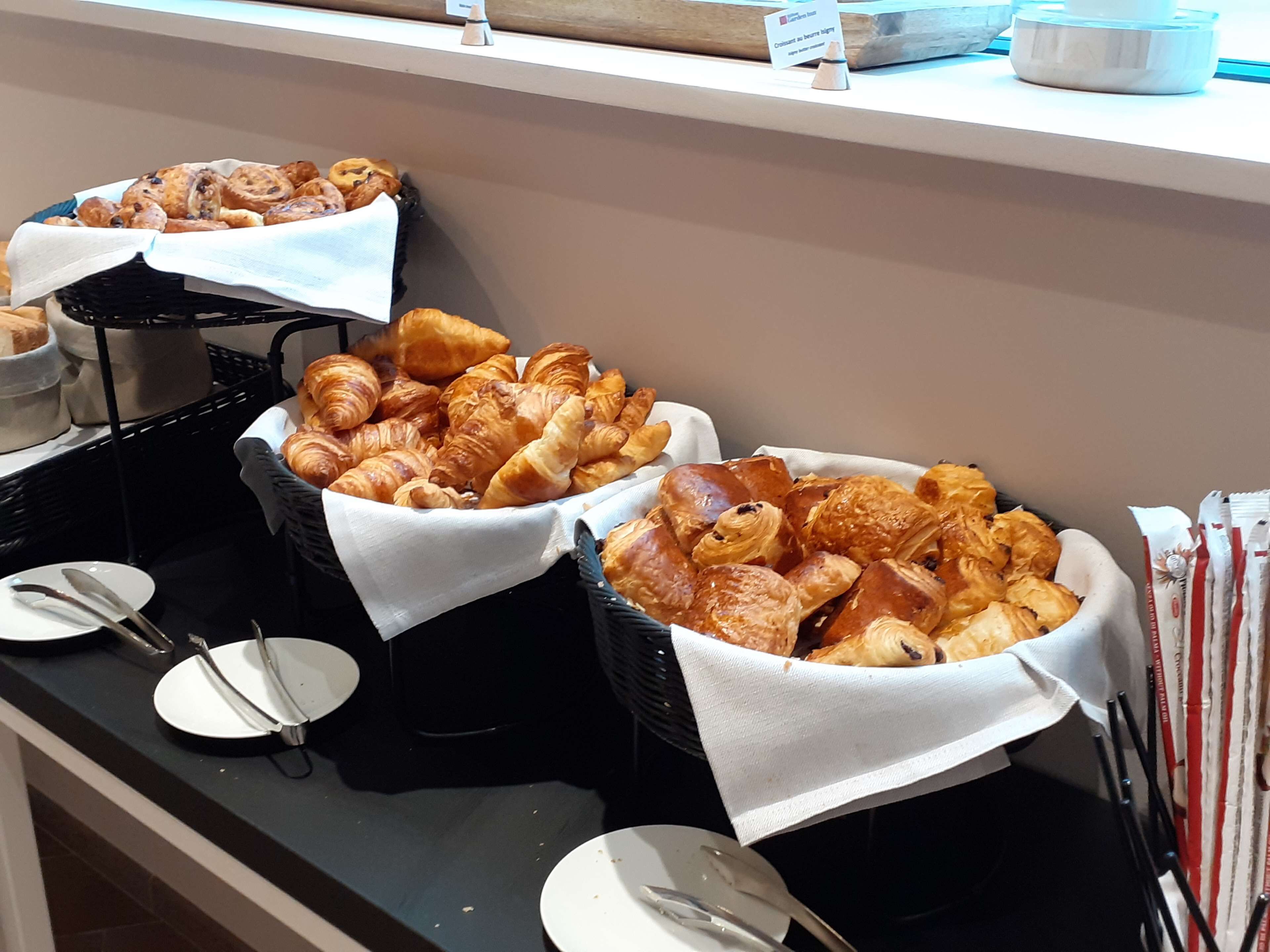 daily continental breakfast (eur 22 per person)