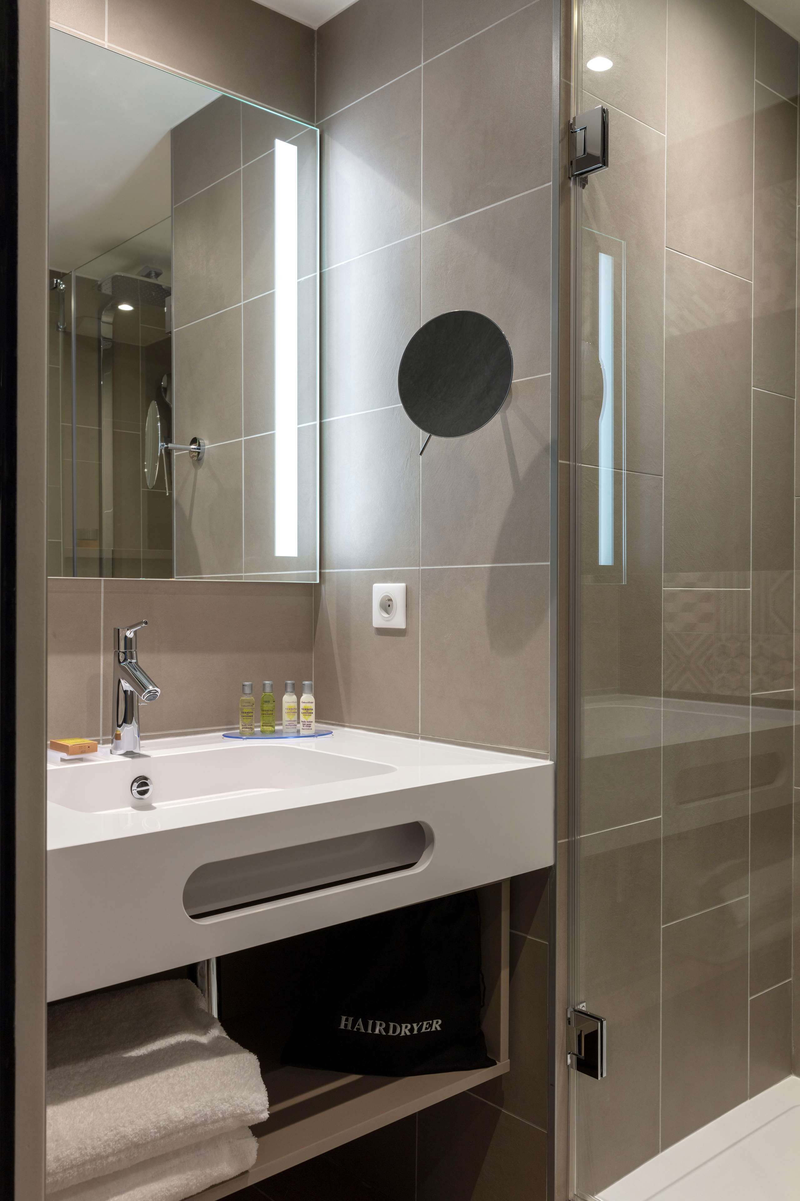 shower, rainfall showerhead, free toiletries, hair dryer