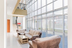 Lobby sitting area - OYO 1524 D' Paseban (Jakarta)