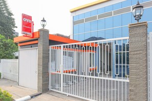 Property entrance - OYO 1524 D' Paseban (Jakarta)
