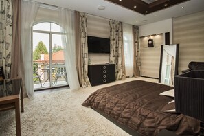 Superior Double Room | In-room safe, desk, blackout drapes, soundproofing - Hotel Villa Venice (Vinnytsia)