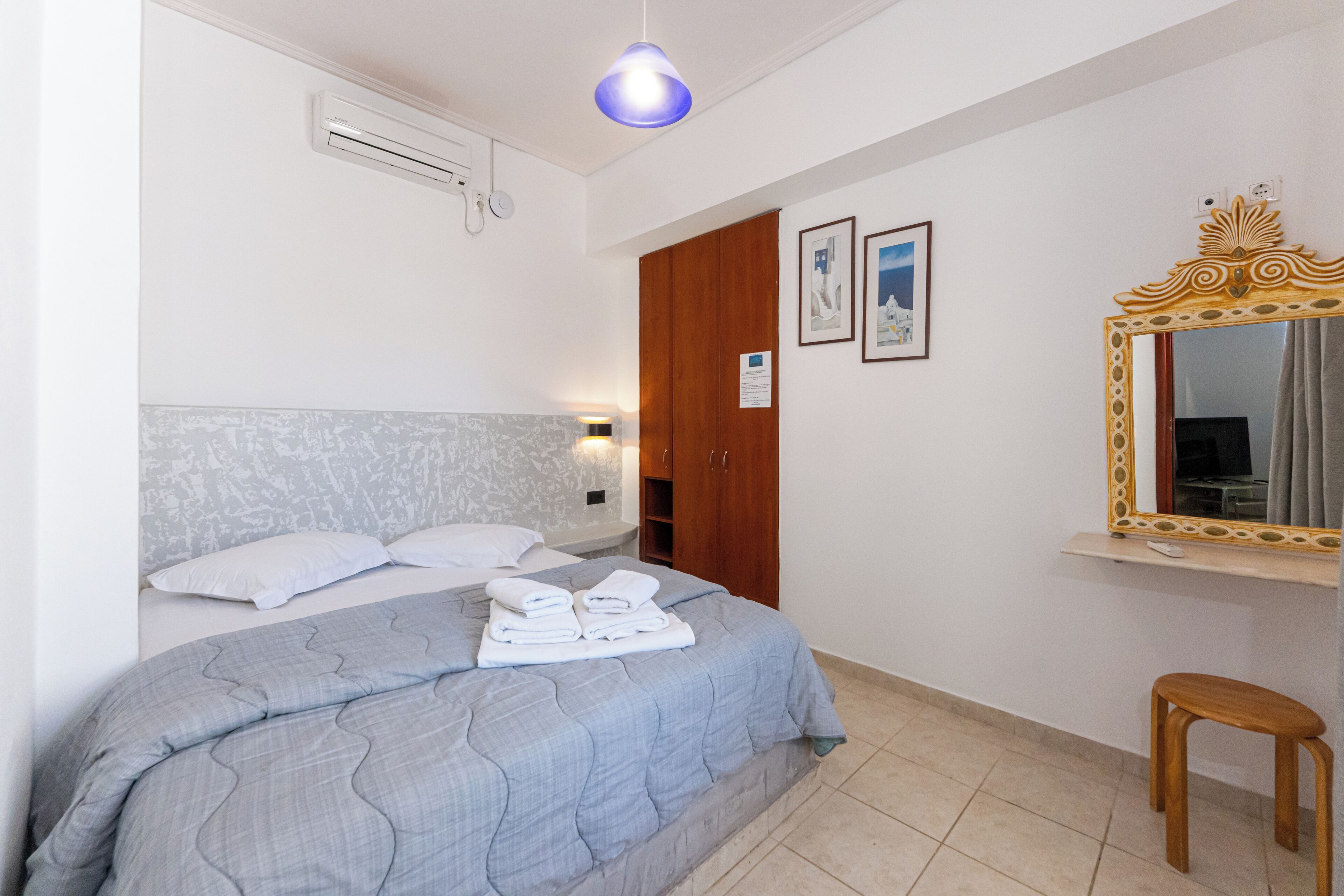 Ropa de cama de alta calidad y caja de seguridad en la habitación 