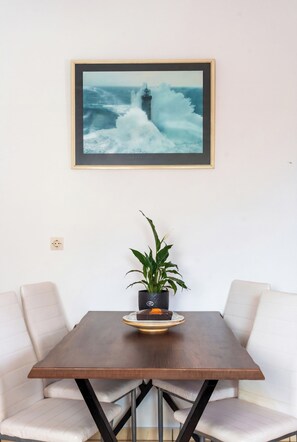Family Villa, 2 Bedrooms (Free Car Rental , 6 People) | Premium bedding, in-room safe, individually decorated - Birds Villa Apartments with Heated Pool - Including Car and Breakfast (Santorini)