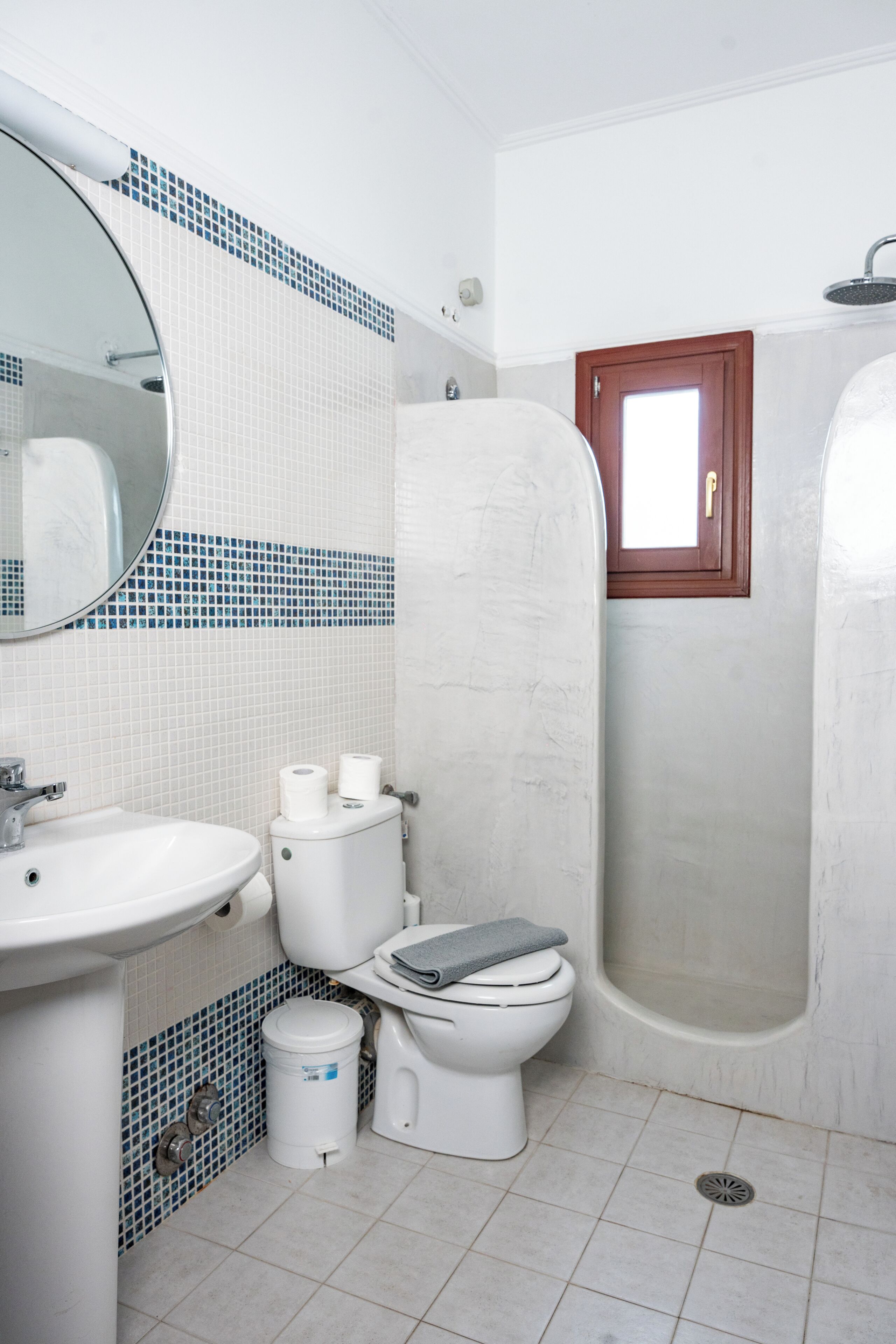 A bathroom with a sink, toilet, and bathtub.