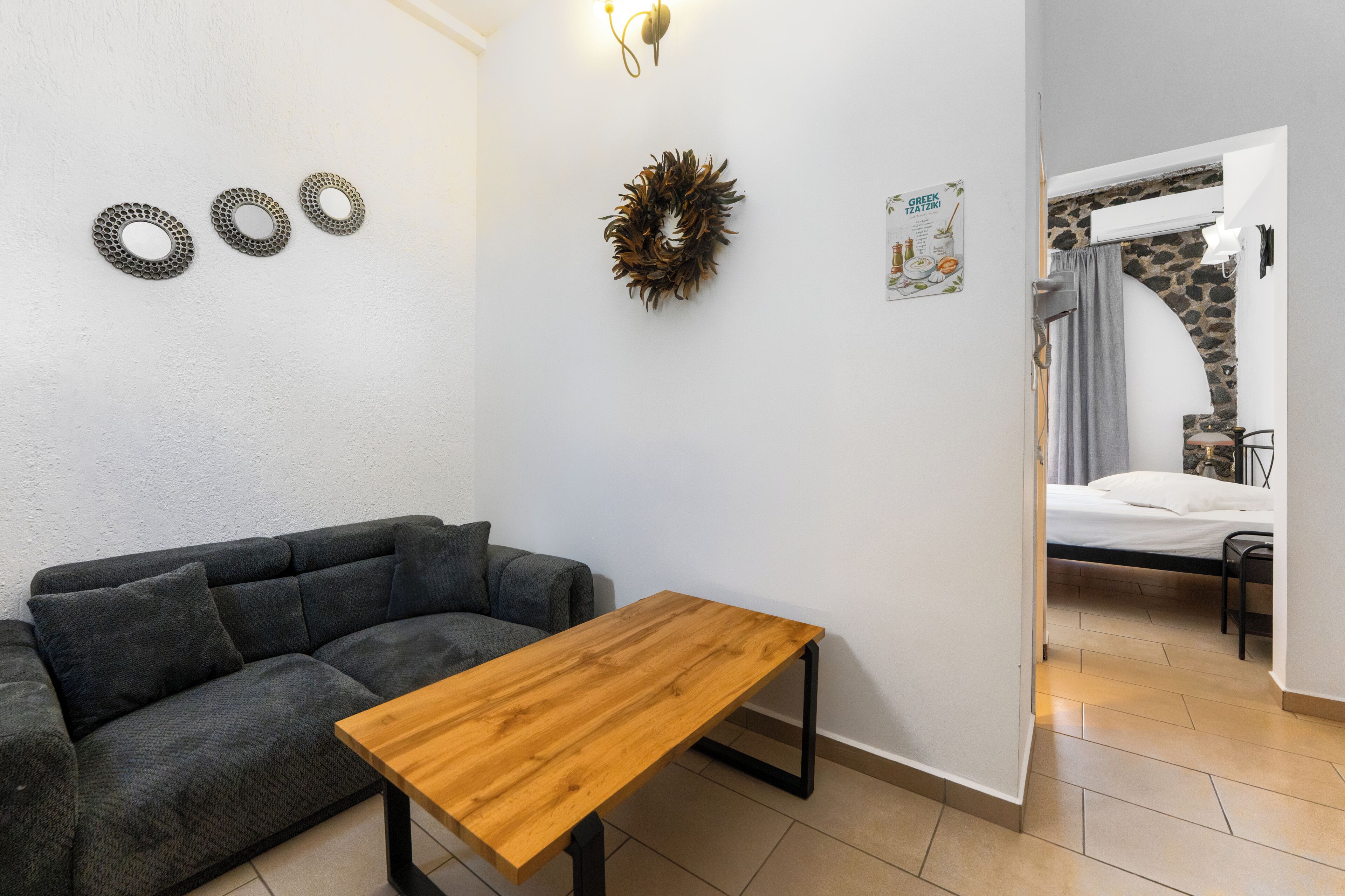 Ropa de cama de alta calidad y caja de seguridad en la habitación 