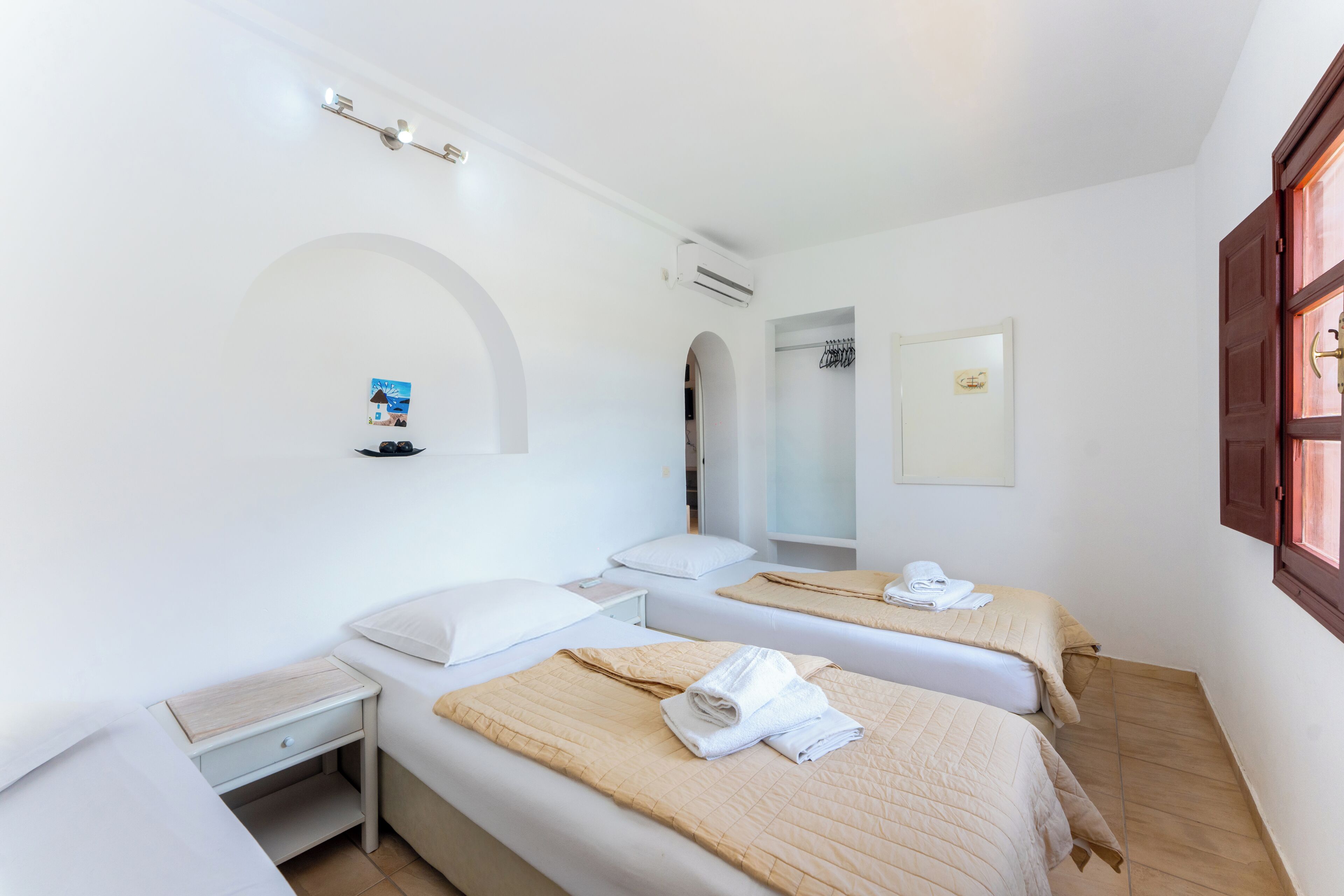 Ropa de cama de alta calidad y caja de seguridad en la habitación 