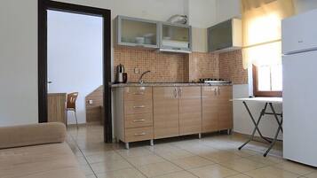 Placa de cocina, cafetera/tetera, utensilios de cocina