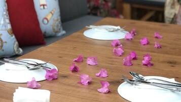 Se sirven desayunos, comidas y cocina turca con vista a la alberca