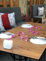 Se sirven desayunos, almuerzos y cocina turca (con vistas a la piscina) 