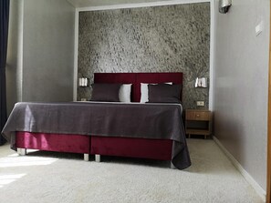 Minibar, in-room safe, desk, blackout curtains - Hotel Terra Europe Brontes (Targovishte)