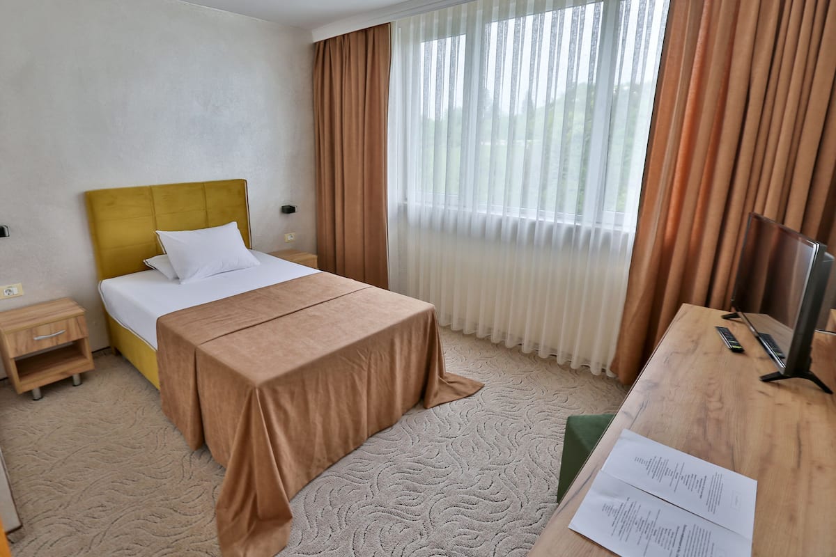 Single Room | Minibar, in-room safe, desk, blackout drapes