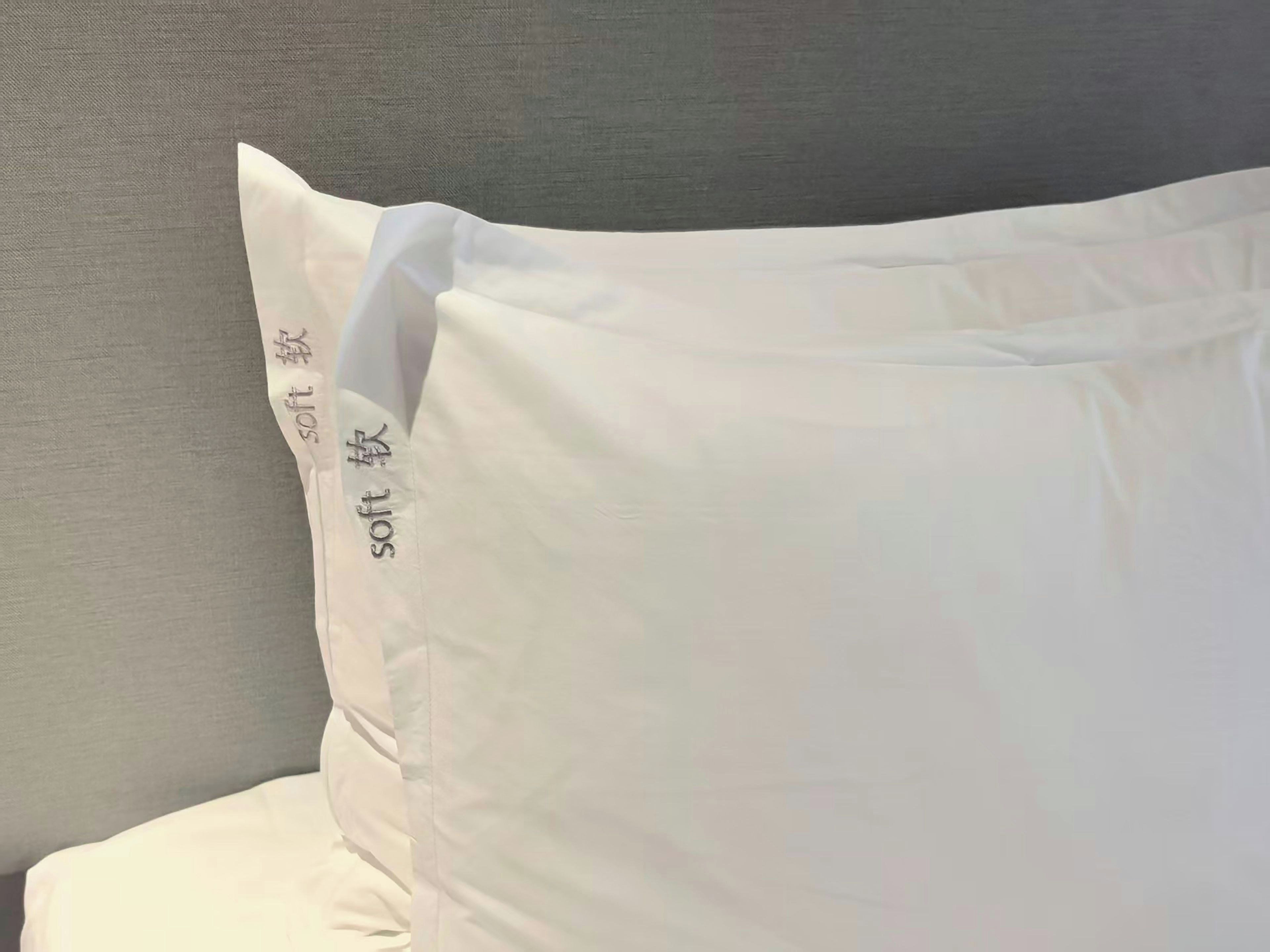 Almohada blanca con el texto 'soft top'.