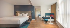 A modern hotel room with a large bed, a small desk, and a seating area. - Holiday Inn Express Hangzhou Jiuzhou by IHG (Hangzhou)