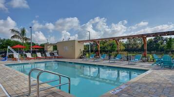 Una piscina al aire libre (de 09:00 a 22:00), tumbonas