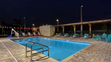 Una piscina al aire libre (de 09:00 a 22:00), tumbonas