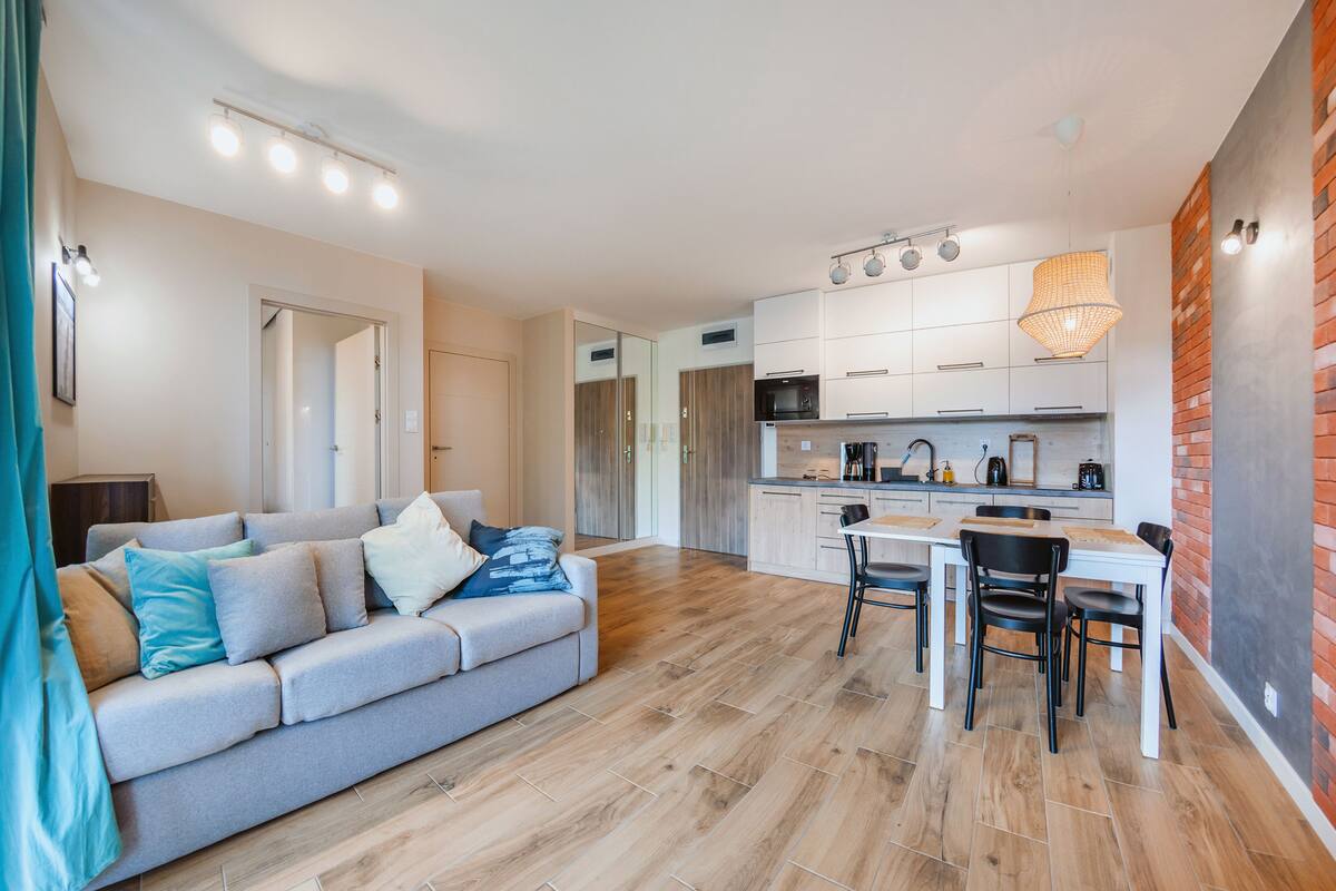 Eine moderne Wohnung mit Wohnbereich, Küche und Essbereich.