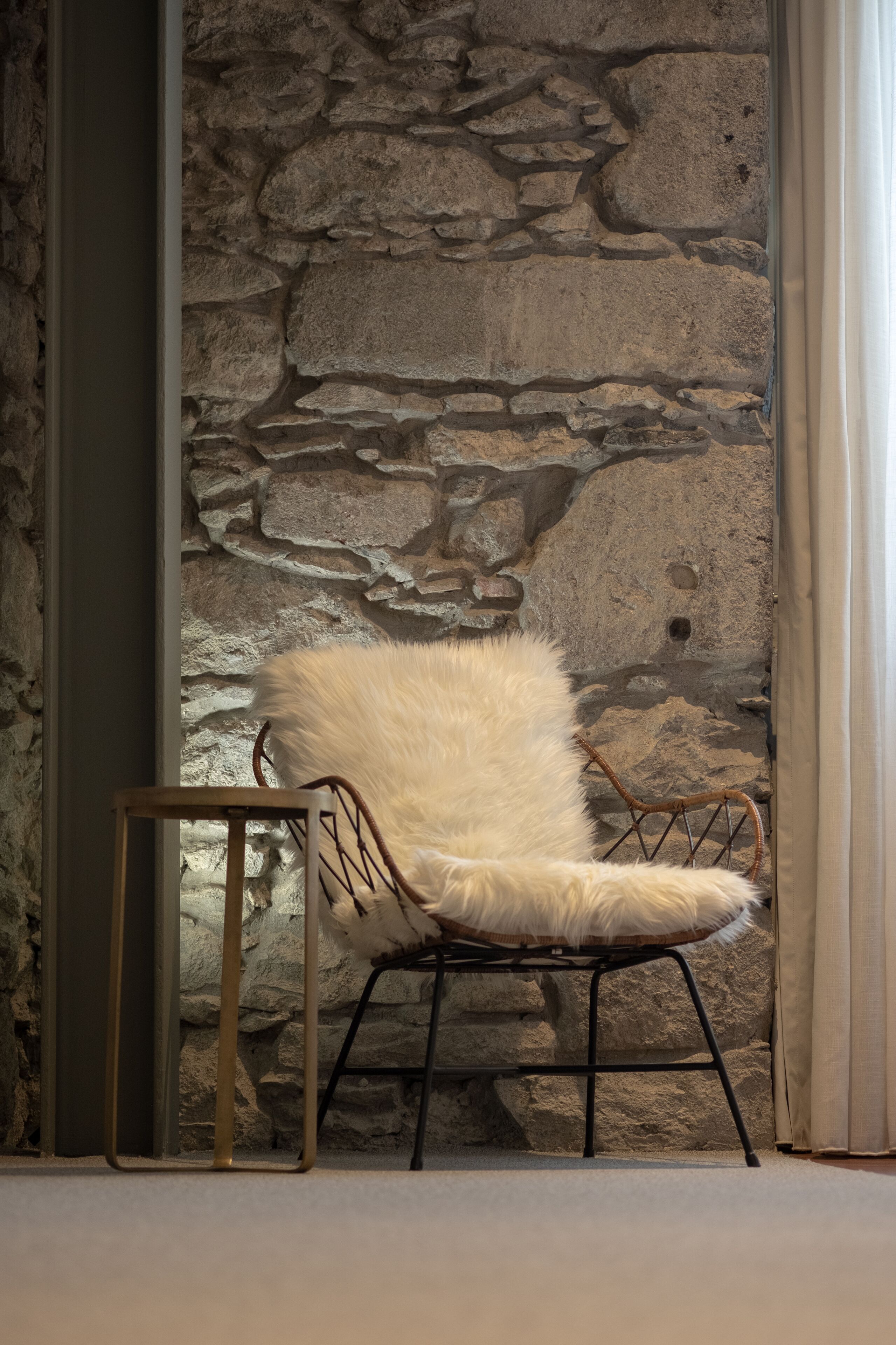 twin room | living area | flat-screen tv