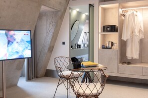 Double Room (attick) | Living area | Flat-screen TV - Hotel Caju (Funchal)