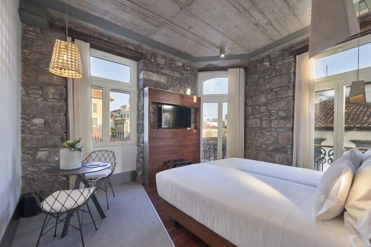 Hypo-allergenic bedding, in-room safe, individually decorated