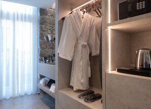 Superior Tek Büyük veya İki Ayrı Yataklı Oda, Teras | Anti alerjik yatak takımı, odada kasa, ayrı ayrı dekore edilmiş 