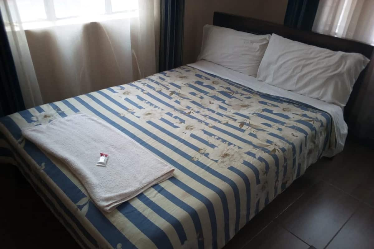 Escritorio y ropa de cama