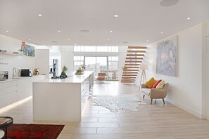 デザイン ペントハウス 2 ベッドルーム シティビュー | 専用キッチン | 大型冷蔵庫、電子レンジ、オーブン、コンロ