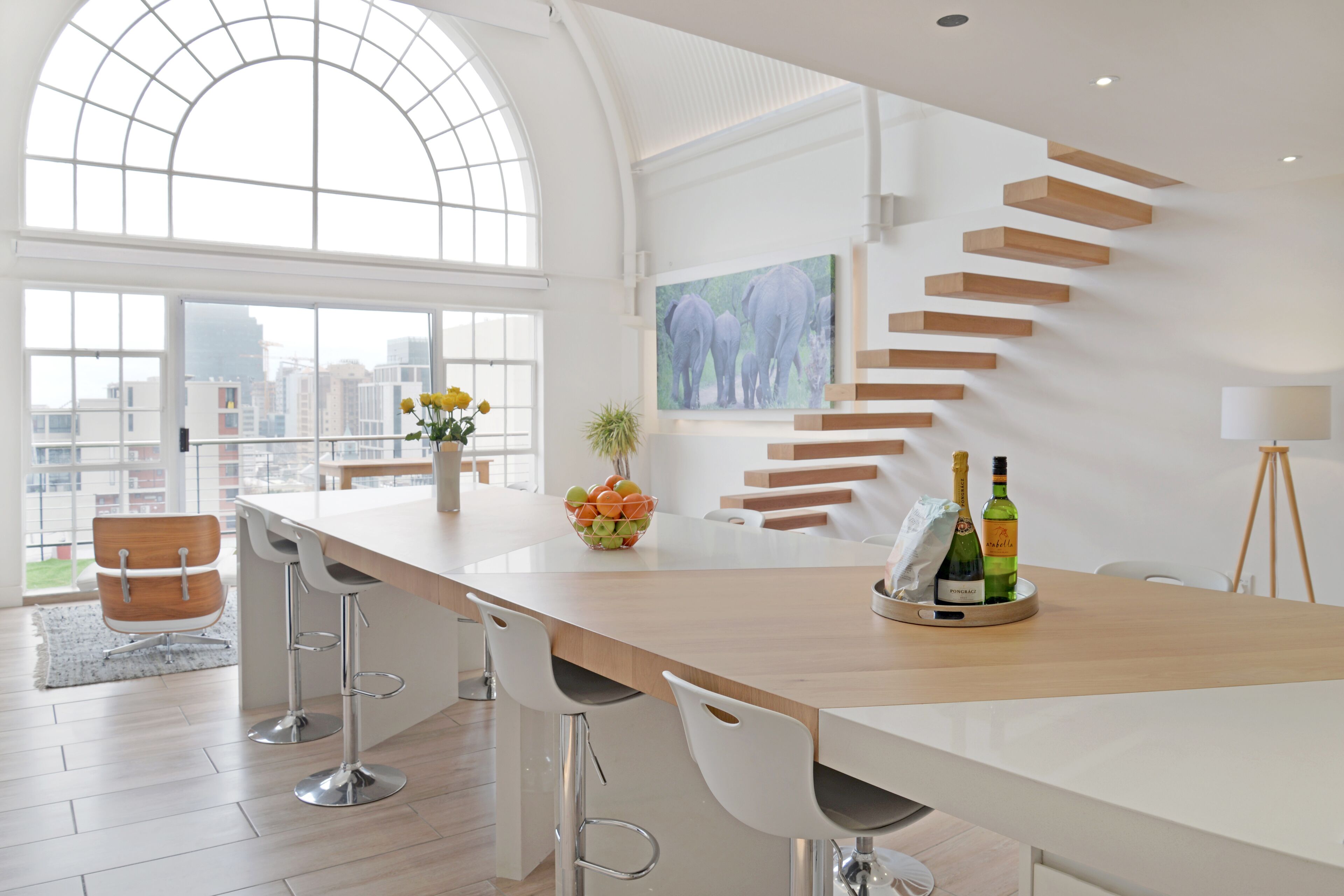 Penthouse Desain, 2 kamar tidur, pemandangan kota | Dapur pribadi | Lemari es besar, microwave, oven, dan kompor