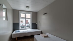 Chambre avec lits jumeaux, salle de bains commune