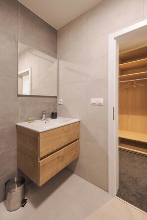 Shower, towels, soap, toilet paper - Hotel Taxis Bratislava (Bratislava)