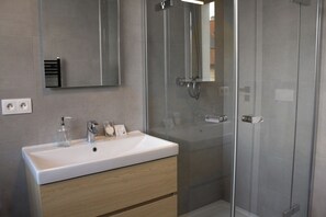 Superior Apartment, City View | Bathroom | Free toiletries, hair dryer, heated floors, towels - Hotel Taxis Bratislava (Bratislava)