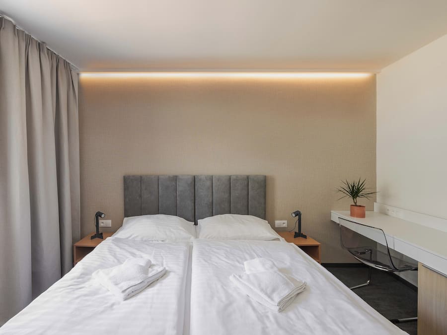 Ruang kerja ramah laptop, Wi-Fi gratis, dan seprai linen