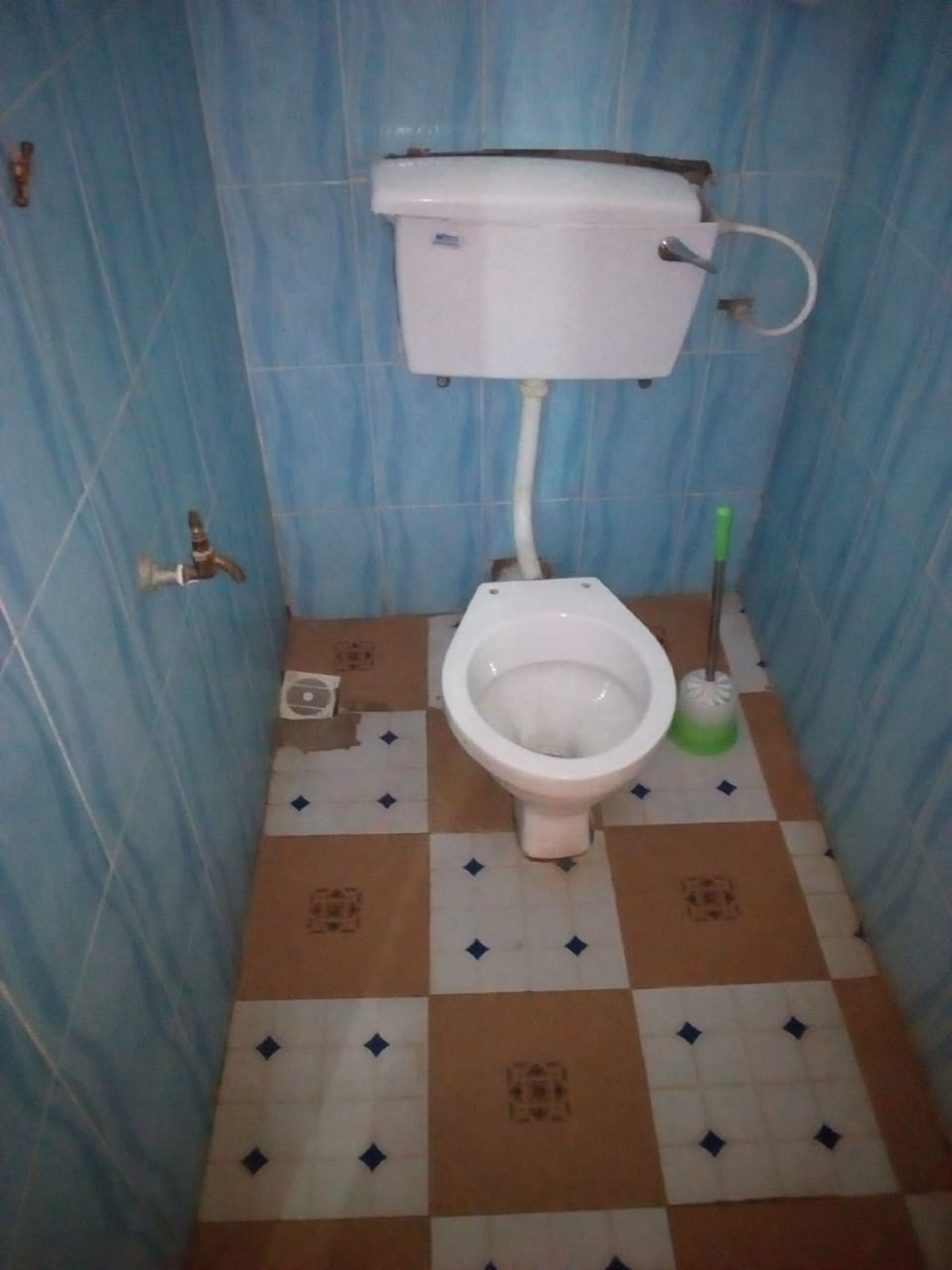 Shower, perlengkapan mandi gratis, sandal, dan handuk