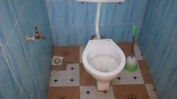 Shower, perlengkapan mandi gratis, sandal, dan handuk