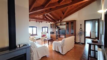 Appartamento, 3 camere da letto, vista lago | Area soggiorno | TV a schermo piatto 40 pollici con canali satellitari, TV