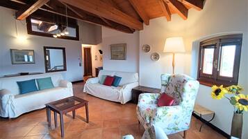 Departamento, 3 habitaciones, vista al lago | Área de sala de estar | Televisión de pantalla plana de 40 pulgadas con canales vía satélite