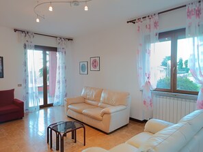 Apartment, 3 Schlafzimmer | Wohnbereich | 40-Zoll-Flachbildfernseher mit Satellitenempfang, Fernseher