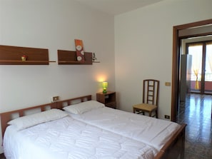 3 bedrooms, desk, laptop workspace, blackout curtains