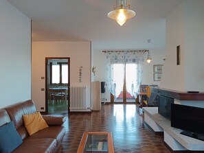 Apartment, 3 Schlafzimmer | Wohnbereich | 40-Zoll-Flachbildfernseher mit Satellitenempfang, Fernseher