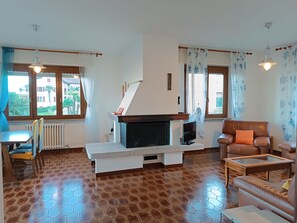 Apartment, 3 Bedrooms | Living area | 40-inch flat-screen TV with satellite channels, TV - Ortensia (Baveno)