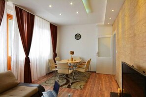 Appartement, 2 slaapkamers | Dineren op de kamer