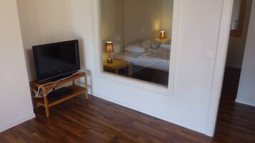 Luxury Apartment, 4 Bedrooms | Ruang tamu | TV skrin rata, pendiangan