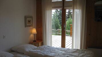 Comfort Chalet, 3 Bedrooms | 3 bedrooms, individually decorated, individually furnished