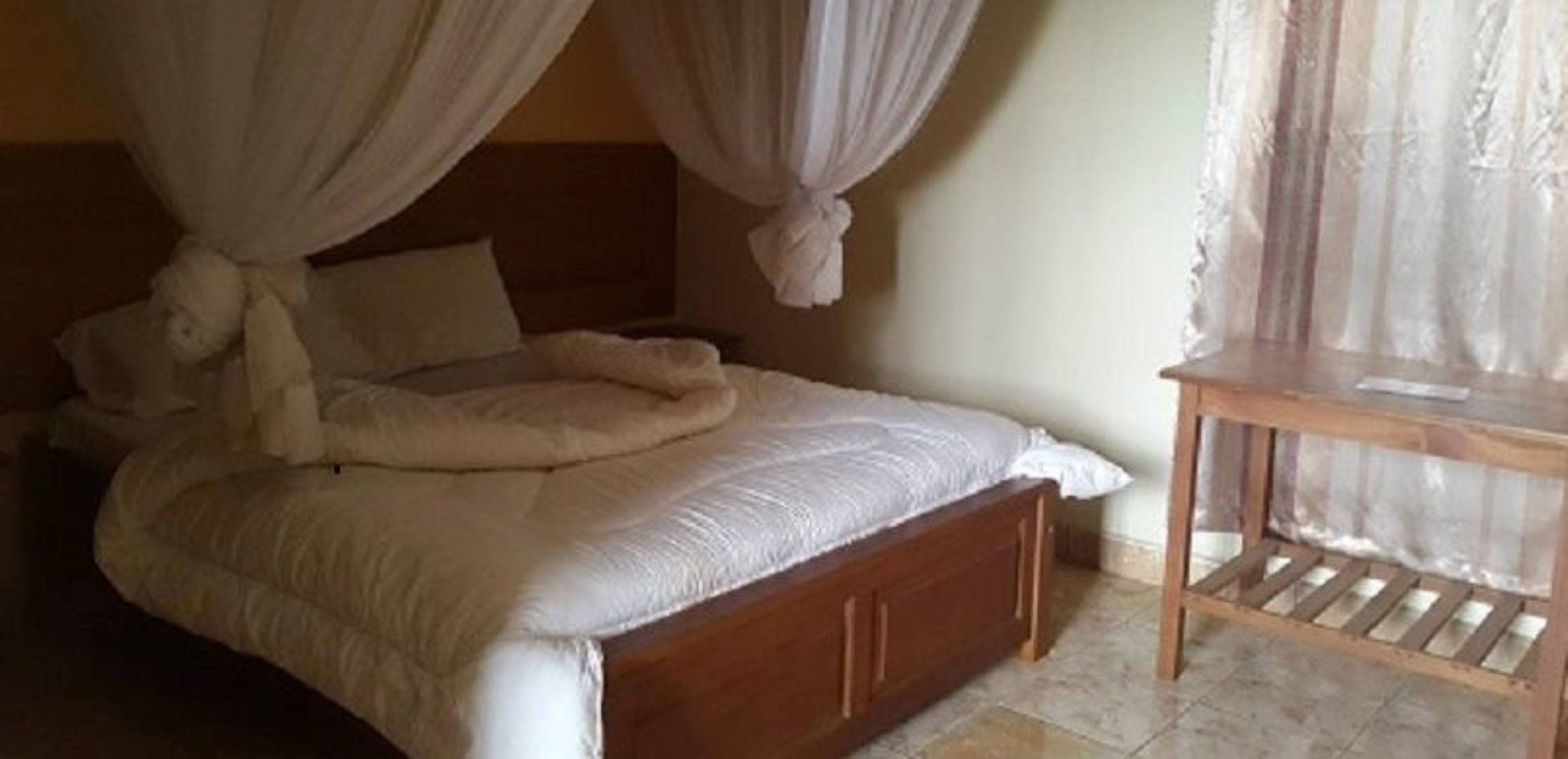 Escritorio, wifi gratis y ropa de cama 