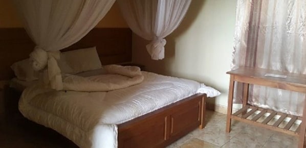 Escritorio, wifi gratis y ropa de cama