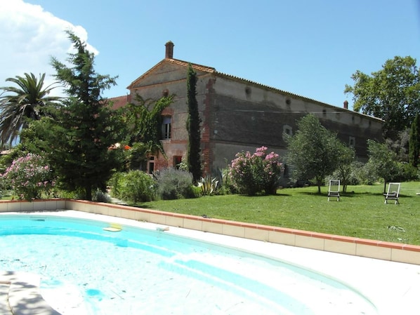Outdoor pool, pool loungers