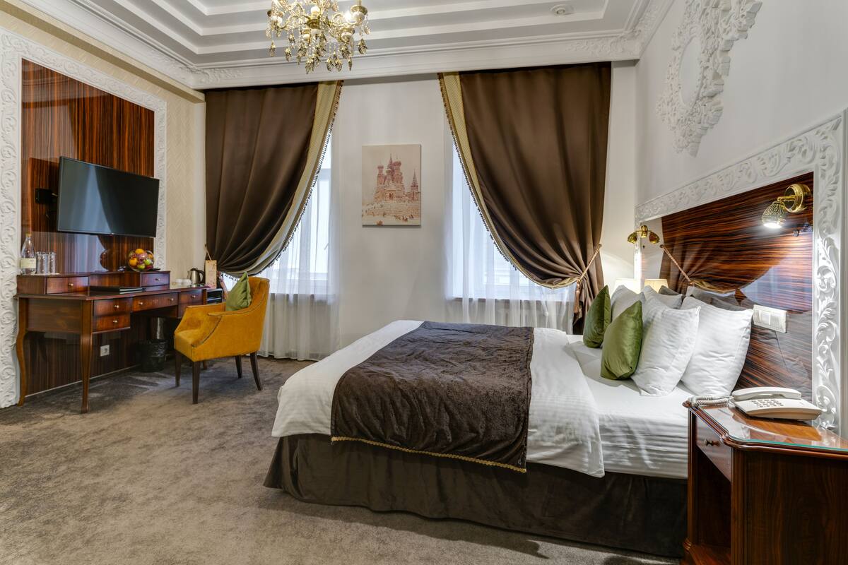 1 quarto, frigobar, cofres nos quartos, escrivaninha