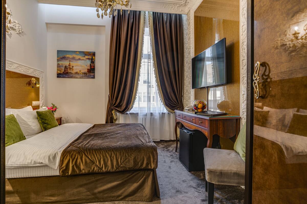 Quarto solteiro clássico | 1 quarto, frigobar, cofres nos quartos, escrivaninha