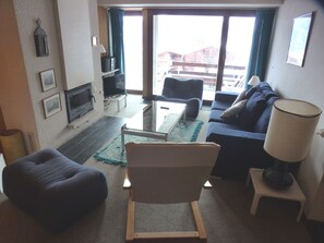 Comfort Apartment, 2 Bedrooms | Ruang tamu | TV skrin rata, pendiangan 