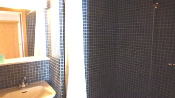 Comfort Apartment, 2 Bedrooms | Bathroom | Separate bathtub and shower