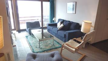 Comfort Apartment, 2 Bedrooms | Ruang tamu | TV skrin rata, pendiangan